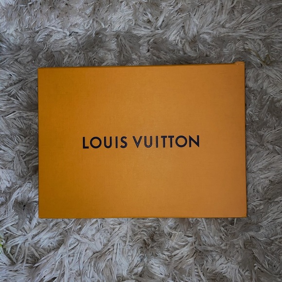 Louis Vuitton Toiletry Pouch 26 🤎SOLD🤎 - Picture 3 of 6